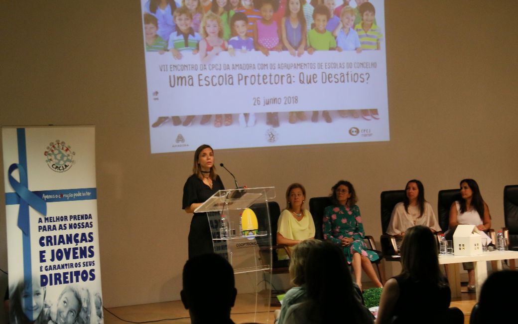 Filipa Domingos destacou a parceria exemplar com a Autarquia. Na mesa, Carla Tavares | Presidente da CMA, Ana Fernandes | Coordenadora do Núcleo Formação e Projetos da Comissão Nacional Promoção dos Direitos e Protecção das
Crianças e Jovens, Sandra Cid | Diretora da Escola Profissional Gustave Eiffel da Amadora Sede, Paula Rodrigues | Diretora da Escola  Profissional Gustave Eiffel  da Amadora Centro